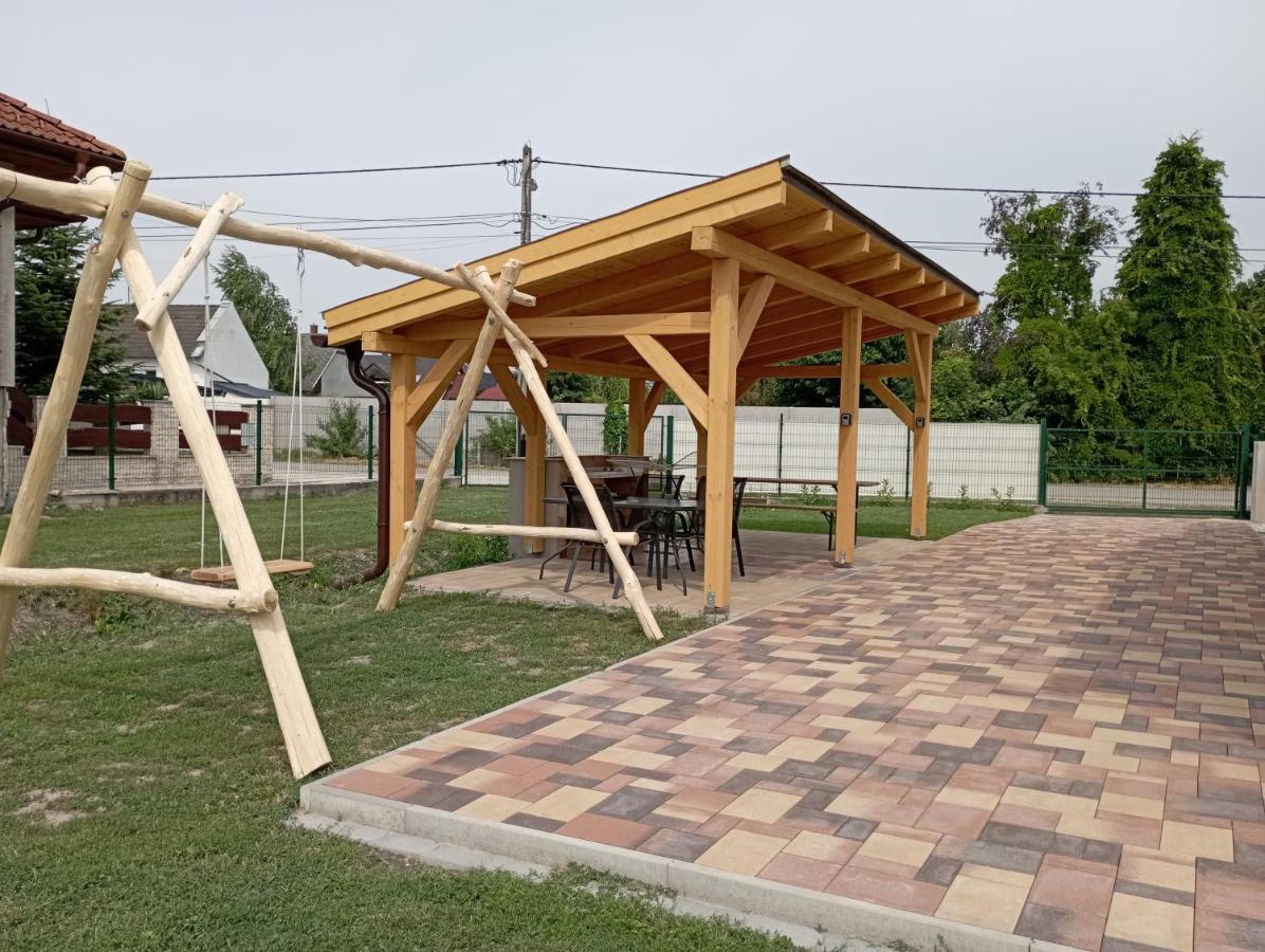 Vadgalamb Apartmanhaz Lipót المظهر الخارجي الصورة