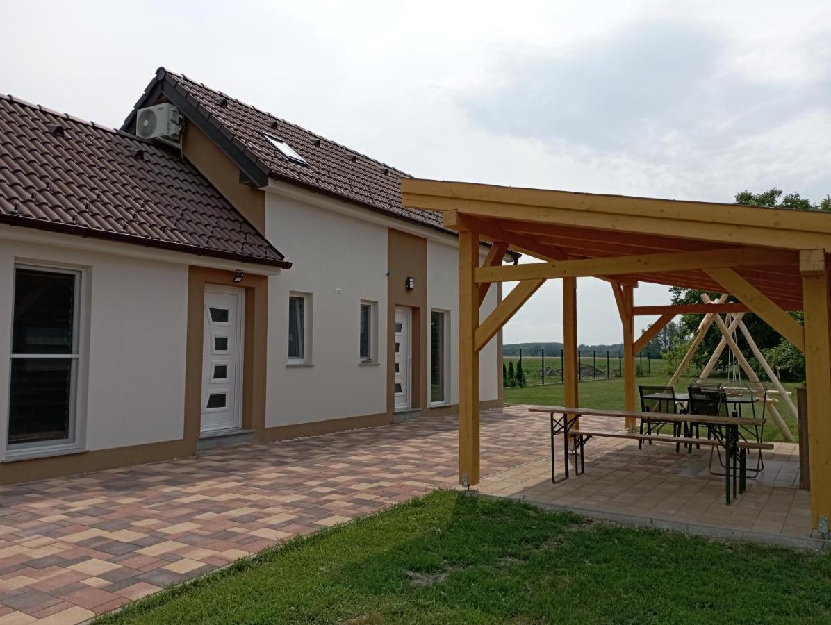 Vadgalamb Apartmanhaz Lipót المظهر الخارجي الصورة